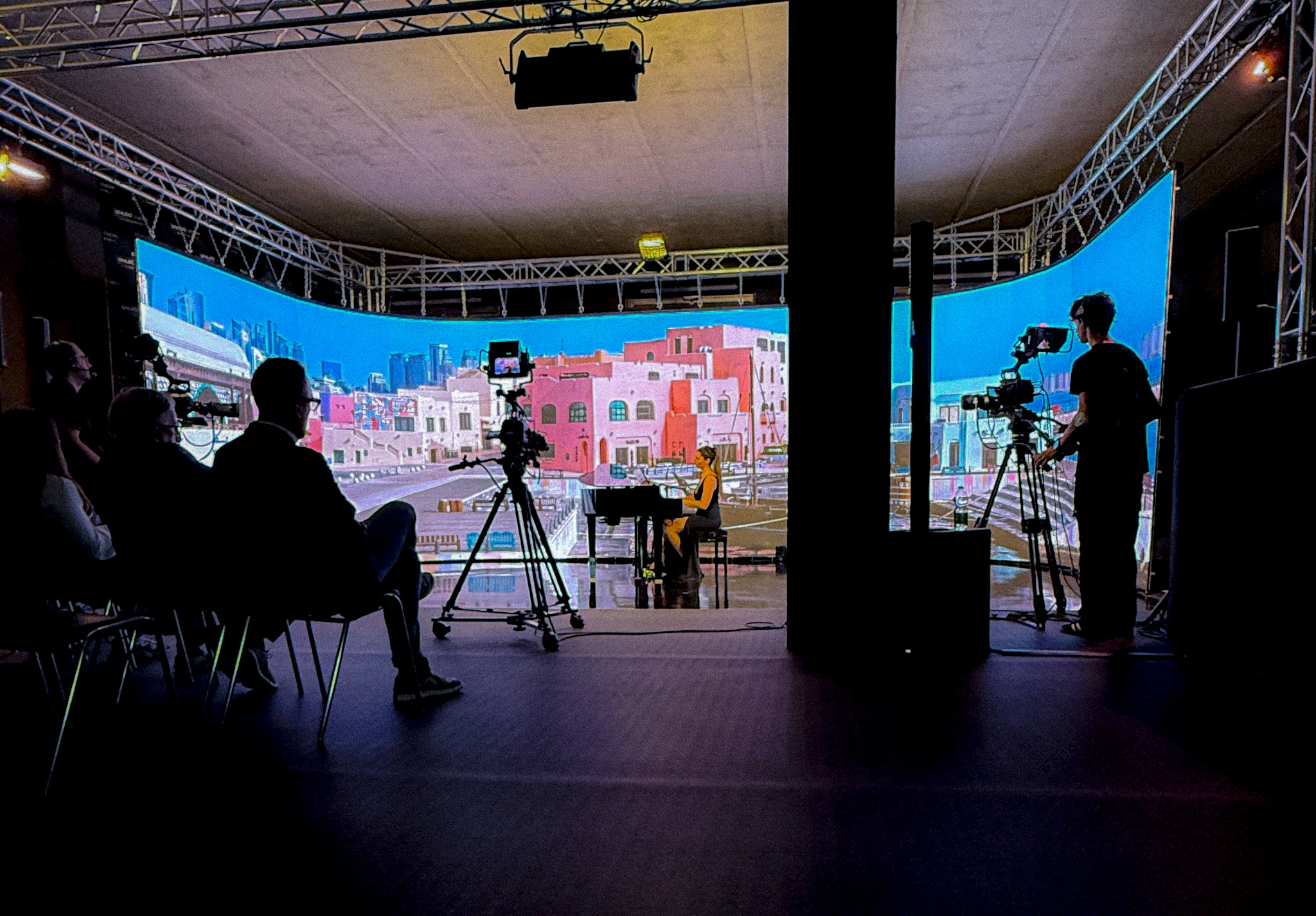Performance musicale con sfondi digitali